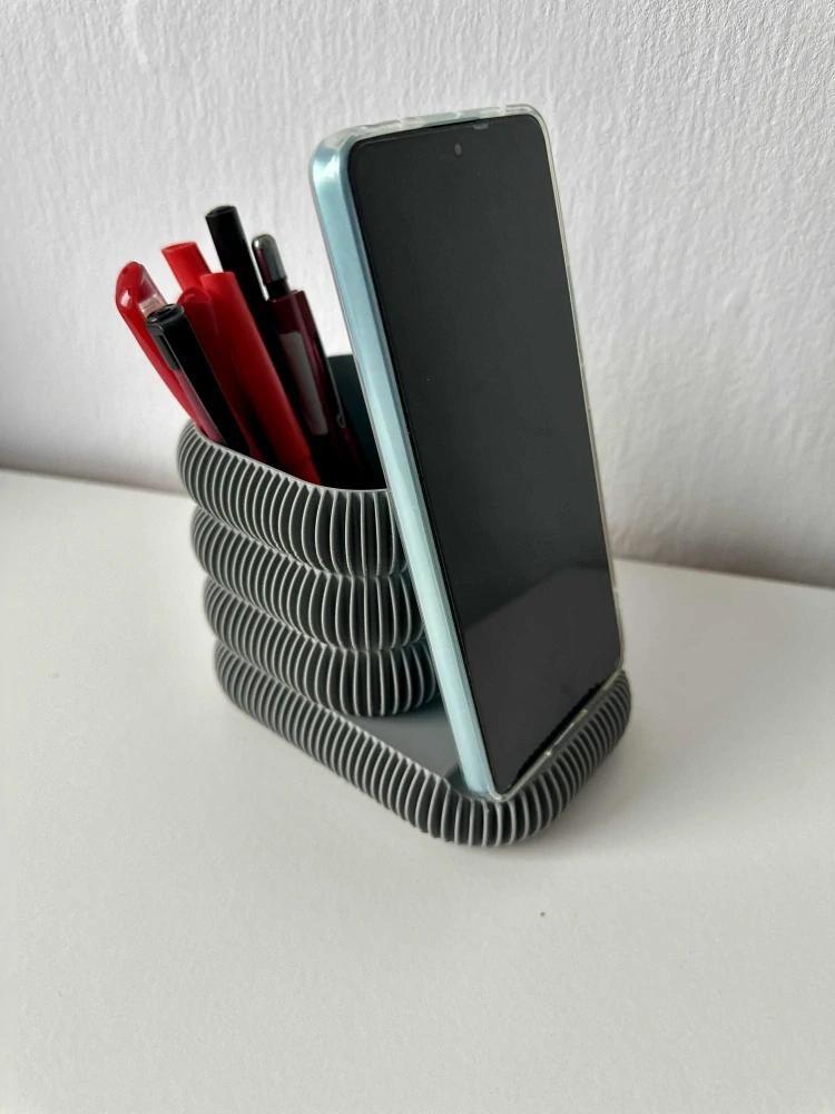 Multifunkční 3D tištěný stojan na tužky a mobil – moderní organizér na stůl